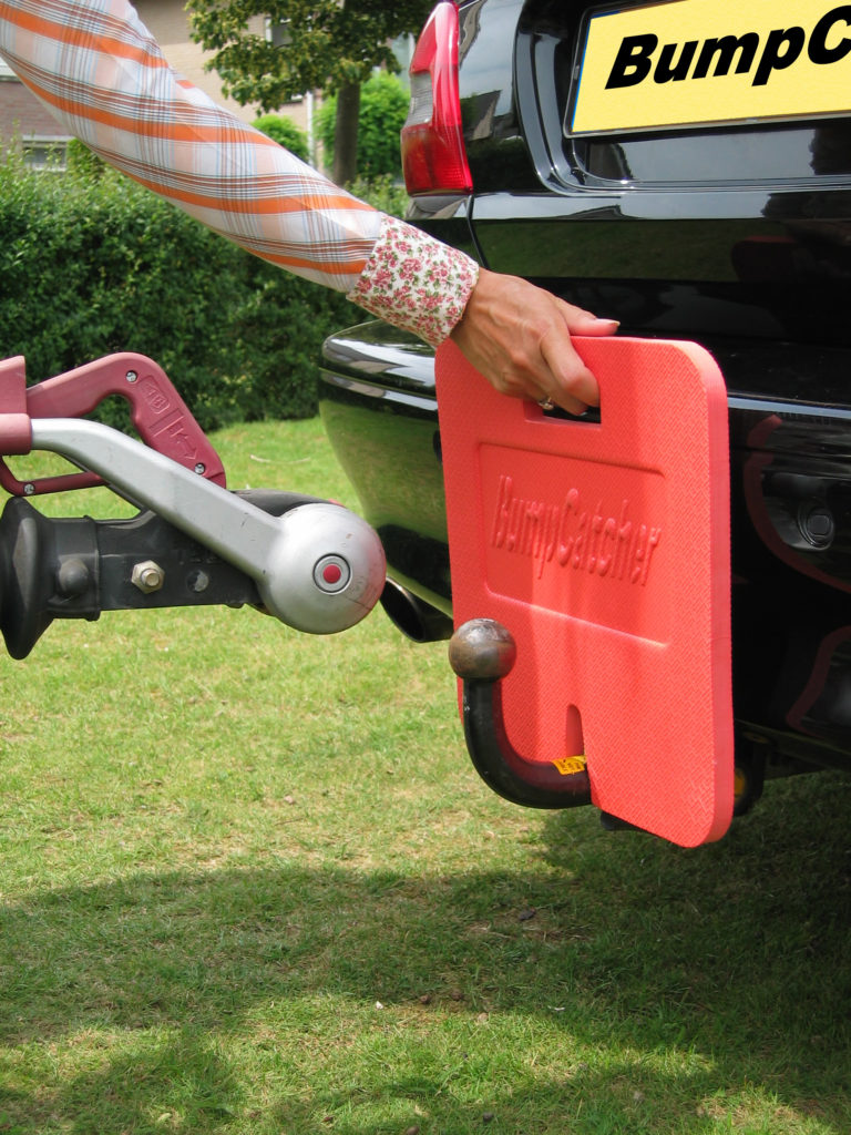 BumpCatcher op de trekhaak plaatsen